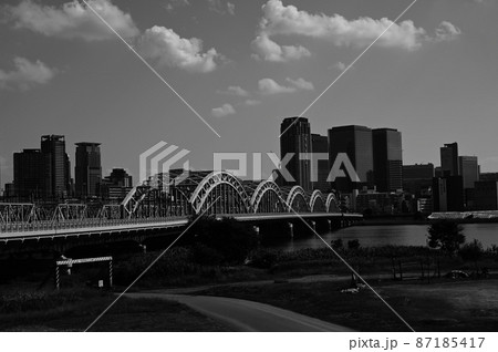 十三大橋の白黒写真 カーボン 十三大橋の白黒写真 カーボン 87185417