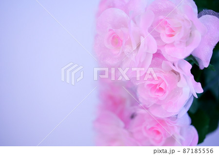 ミラーの上の薔薇の造花 87185556