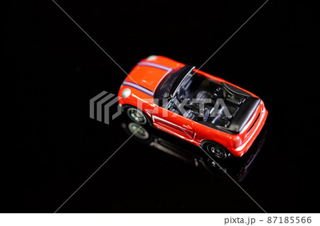 鏡の上の車のミニチュア 87185566