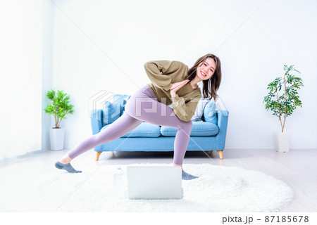 自宅でヨガレッスンを受講する若い女性 87185678