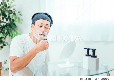 髭剃りする男性 髭剃りする男性 87186051
