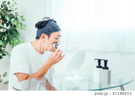 髭剃りする男性 87186053