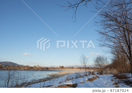 長野市青木島　犀川の河原の冬の風景 87187024
