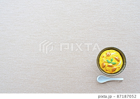 右下に配置された親子丼とレンゲのミニチュア 右下に配置された親子丼とレンゲのミニチュア 87187052