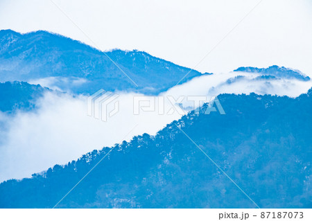 雲海の盆地邑南町の風景です 有名な断魚渓があります 霧の粒子が点描画のイメージを醸します 島根県の写真素材