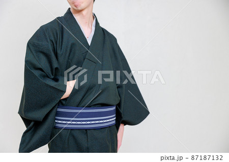 懐に右手を入れる着物の男性(顔無し) 懐に右手を入れる着物の男性(顔無し) 87187132