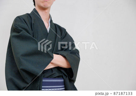 腕組をする着物を着た男性(顔無し) 腕組をする着物を着た男性(顔無し) 87187133