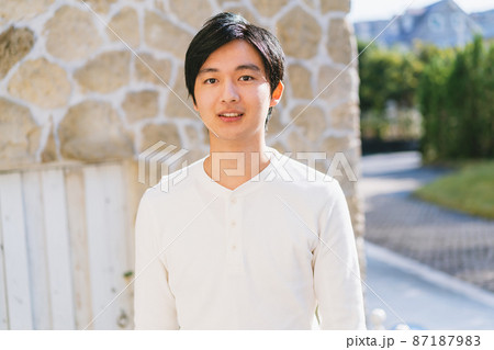 若い男性 若い男性 87187983