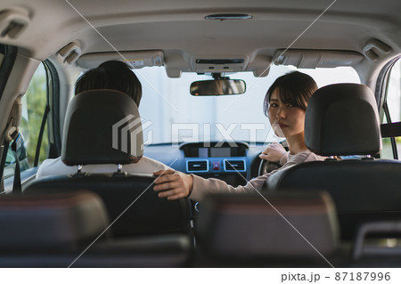 バック駐車をする女性 87187996