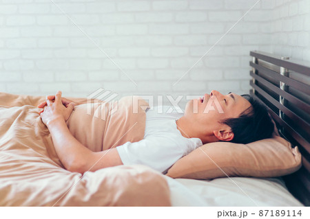 口を開けて寝る男性 87189114