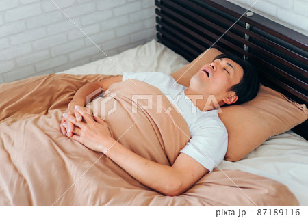 口を開けて寝る男性 口を開けて寝る男性 87189116