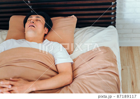 口を開けて寝る男性 87189117