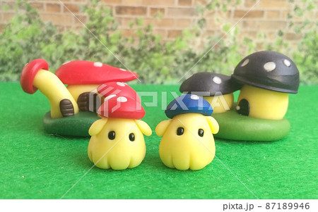 キノコのお家とキノコの子たち 87189946