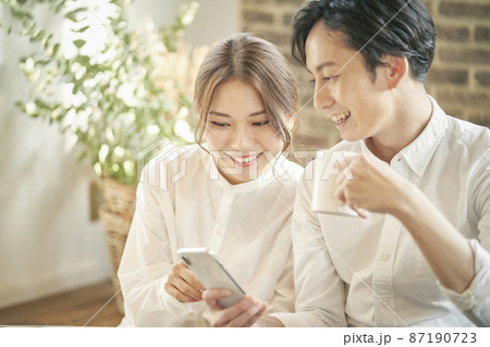 スマホを見るカップル スマホを見るカップル 87190723