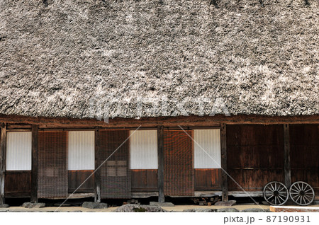 日本の昔ながらの合掌造り家屋の茅葺き屋根と白い障子 日本の昔ながらの合掌造り家屋の茅葺き屋根と白い障子 87190931
