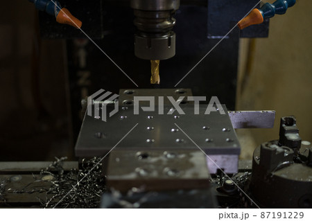 マシニングセンターで切削加工 87191229