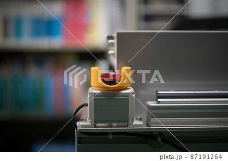 非常停止スイッチの取りつけ作業 87191264