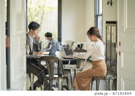 ビジネスシーン 打ち合わせ 男性 ビジネスシーン 打ち合わせ 男性 87191604