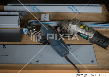 グラインダーでバリ取り作業 87191665