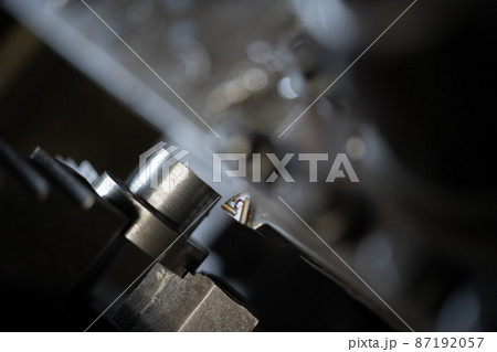 旋盤で部品加工 87192057