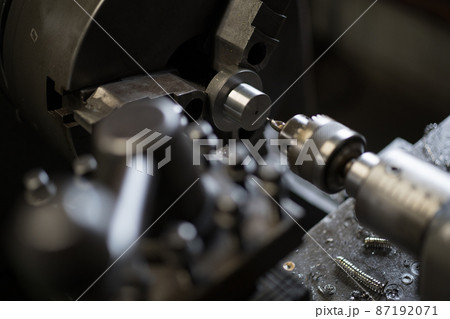 旋盤で切削加工 87192071