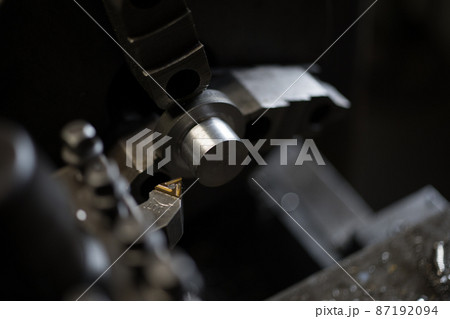 旋盤で部品加工 87192094