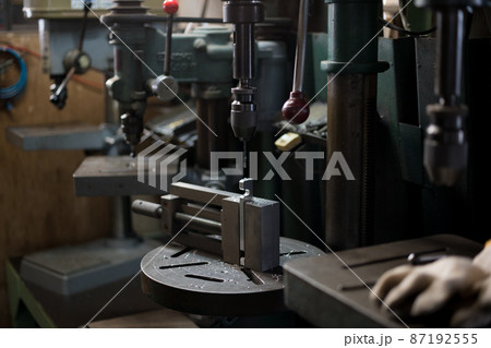 ボール盤で、穴あけ加工 87192555