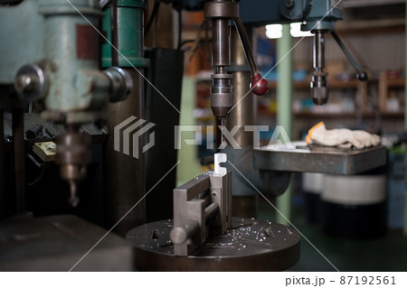 ボール盤で、穴あけ加工 87192561