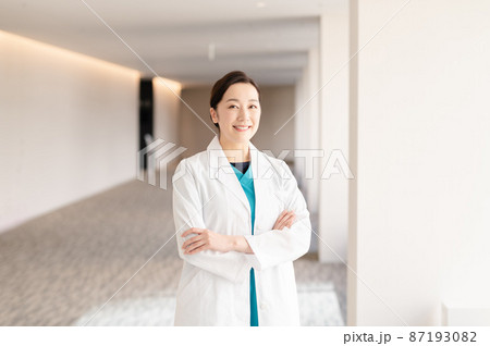 医療イメージ　若い女性医師　撮影協力：LINK FOREST 87193082