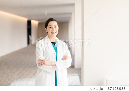 医療イメージ　若い女性医師　撮影協力：LINK FOREST 87193083