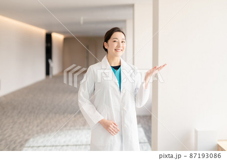 医療イメージ　若い女性医師　撮影協力：LINK FOREST 87193086