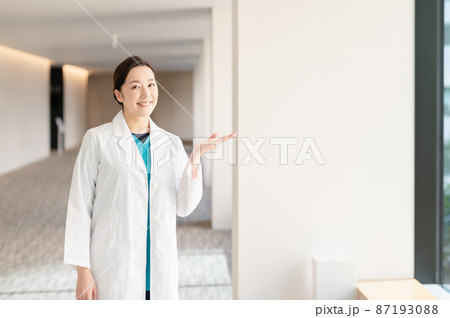 医療イメージ　若い女性医師　撮影協力：LINK FOREST 87193088