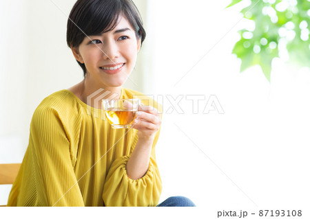 紅茶を飲む若い女性 飲み物 お茶 リラックス 健康 ティータイム の写真素材