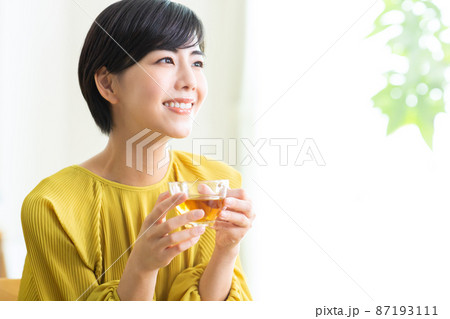 紅茶を飲む若い女性 飲み物 お茶 リラックス 健康 ティータイム の写真素材