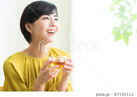 紅茶を飲む若い女性　飲み物　お茶　リラックス　健康　ティータイム　　　 87193112