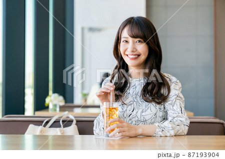 カフェでくつろぐ若い女性 87193904