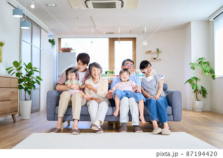 三世代家族イメージ 87194420