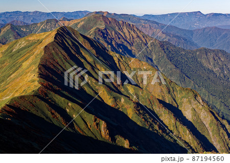 谷川岳・トマの耳から見る秋色の上越国境稜線と苗場山 谷川岳・トマの耳から見る秋色の上越国境稜線と苗場山 87194560