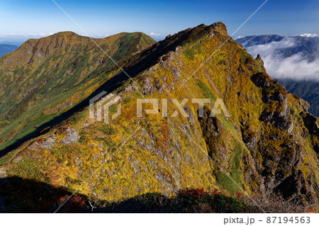 谷川岳・トマの耳から見る秋色のオキの耳と一ノ倉岳・茂倉岳 谷川岳・トマの耳から見る秋色のオキの耳と一ノ倉岳・茂倉岳 87194563