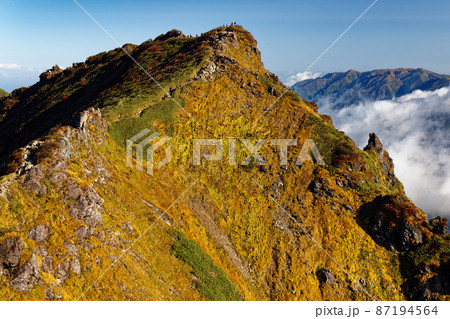 谷川岳・トマの耳から見る草紅葉のオキの耳 谷川岳・トマの耳から見る草紅葉のオキの耳 87194564