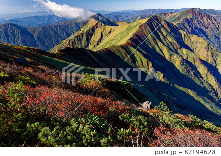谷川稜線の紅葉と上越国境稜線の眺め 谷川稜線の紅葉と上越国境稜線の眺め 87194628