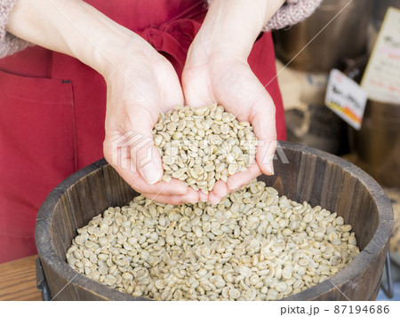 珈琲焙煎所でコーヒーの生豆を掬う女性焙煎士の手2 珈琲焙煎所でコーヒーの生豆を掬う女性焙煎士の手2 87194686