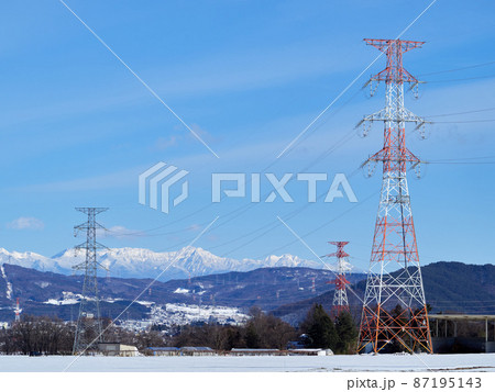 2月（冬） 送電線・鉄塔越しに見える八ヶ岳と塩尻市街の風景 長野県塩尻市 87195143