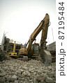 建物解体現場と重機 87195484