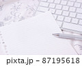 キーボードとペンと紙 87195618