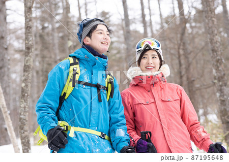 雪山を楽しむカップル 87195648