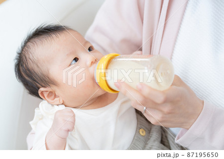ミルクを飲む赤ちゃんのアップ 87195650