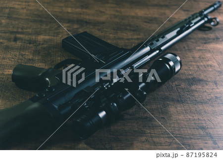 スコープ付きの軍用小銃 87195824