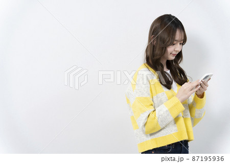 スマートフォンを使う女性 スマートフォンを使う女性 87195936