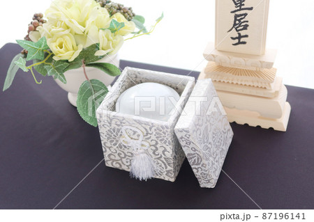 手元供養用の骨壺位牌とフラワーアレンジメント2 手元供養用の骨壺位牌とフラワーアレンジメント2 87196141